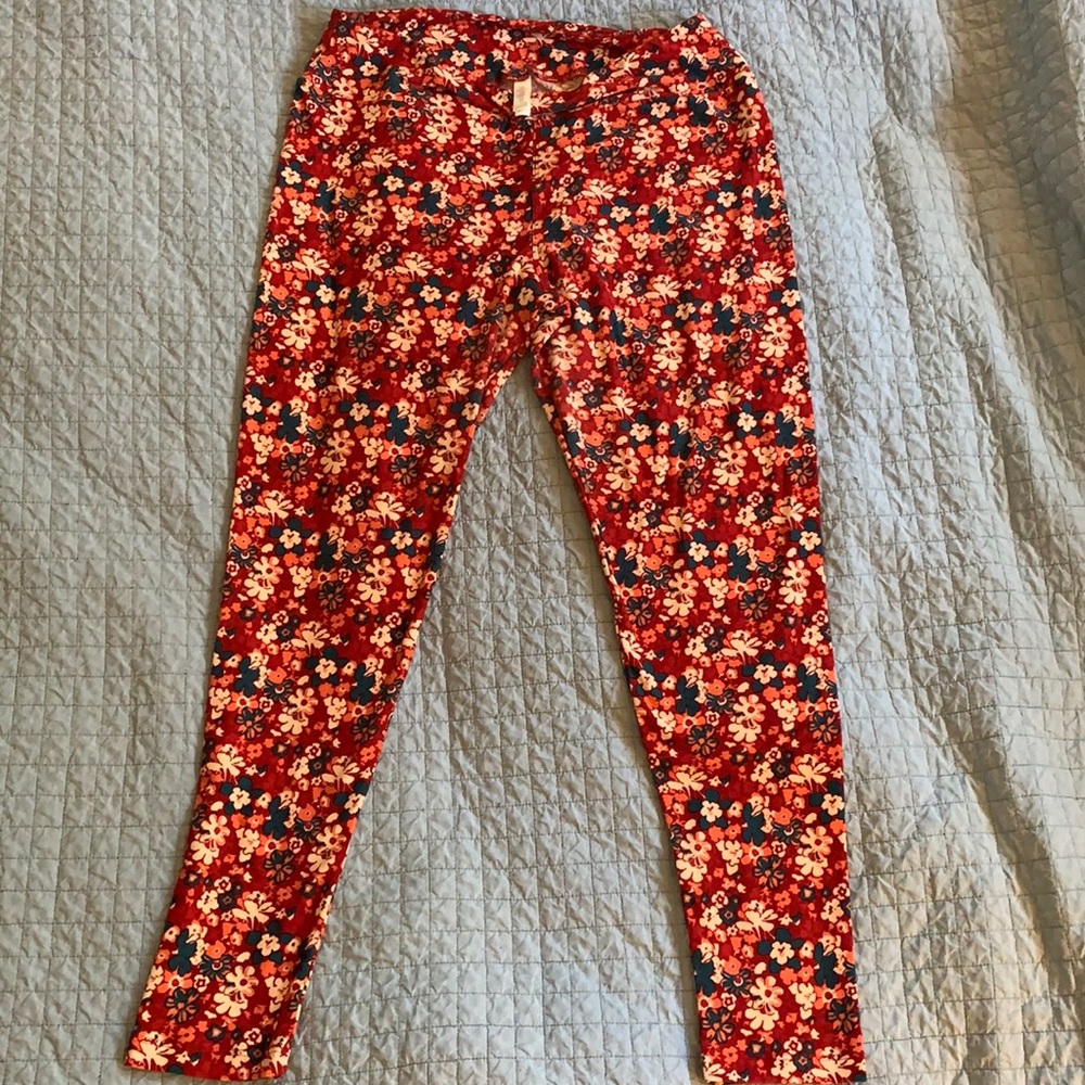 LuLaRoe Tall and Curvy flowered leggings
C